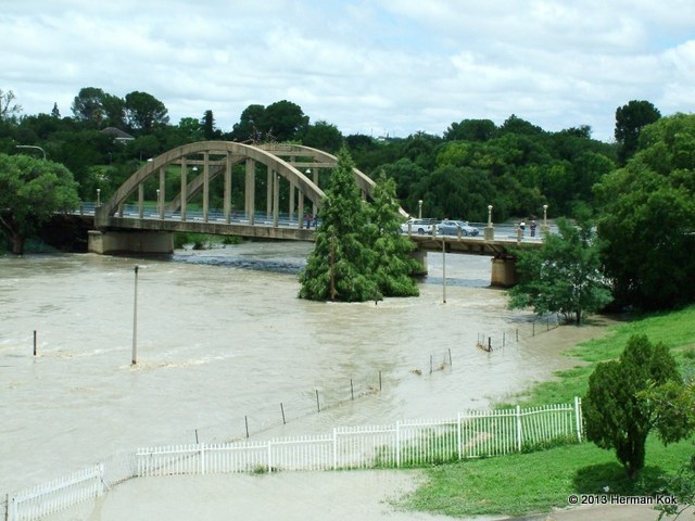 Sarel Cilliers bridge during flood