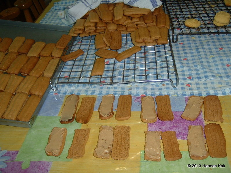 Icing coffee cookies