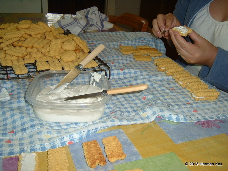 Icing custard cookies