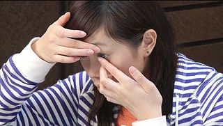 Inserting contact lenses